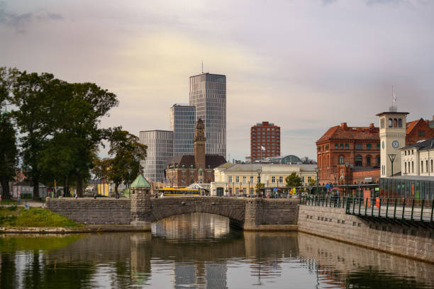 paesaggio urbano del ponte petri vicino alla stazione centrale di malmo, in svezia. - malmo foto e immagini stock