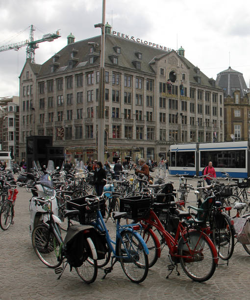 square du dam ad amsterdam - flowing river water dam foto e immagini stock