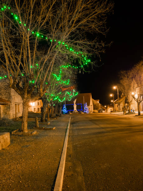 nocne oświetlenie uliczne w gminie marigny-le-cahouët - côte d'or zdjęcia i obrazy z banku zdjęć