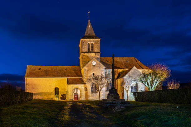 nocny widok na kościół saint germain w marigny-le-cahouët - côte d'or zdjęcia i obrazy z banku zdjęć