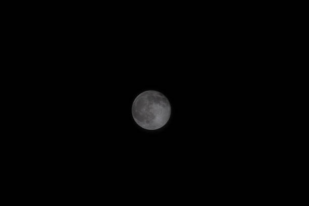 una bella immagine di luna piena che illumina il cielo notturno. la luna è a 384.400 km dalla terra e tuttavia si può vedere così bene. - crateri foto e immagini stock