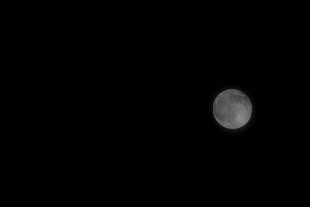 una bellissima immagine di una luna piena catturata con un teleobiettivo rf canon 100-500. immagine meravigliosa con una grande composizione del cielo notturno. - crateri foto e immagini stock
