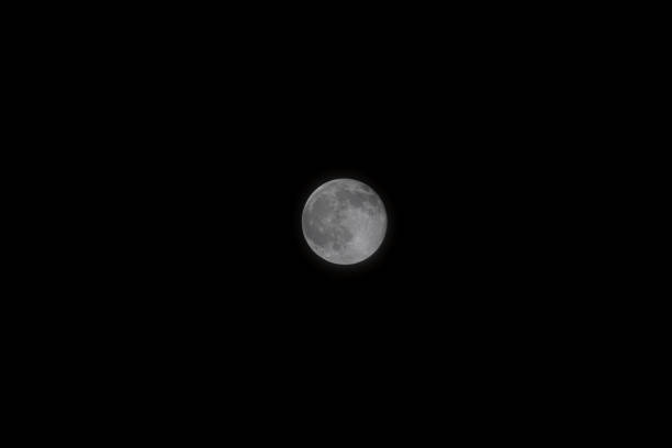 una bellissima immagine di una luna piena catturata con un teleobiettivo rf canon 100-500. immagine meravigliosa con una grande composizione del cielo notturno. - crateri foto e immagini stock