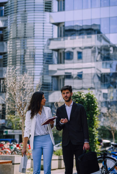 дел�овые люди, стоящие на улице во время разговора - businessman businesswoman family city стоковые фото и изображения