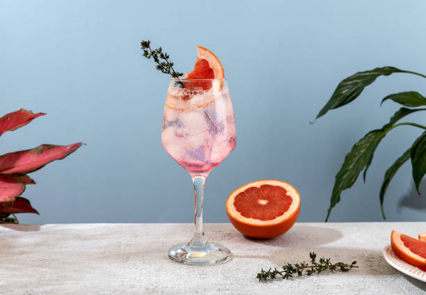 Mocktail Paloma. Orzeźwiający koktajl grejpfrutowy z lodem i tymiankiem. Koktajl świeżej różowej Palomy – zdjęcie