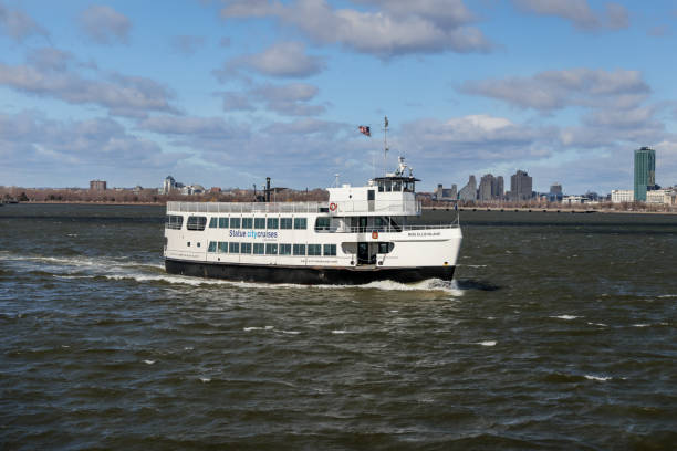 traghetto turistico al largo di battery park a new york - ferry new york city ellis island new york state foto e immagini stock