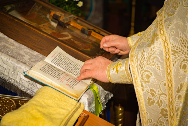 the hand of a slavic priest man rests on the bible - bad habit imagens e fotografias de stock