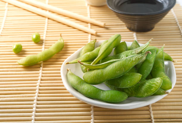 the edamame japanese boiled green soybeans - edamame imagens e fotografias de stock