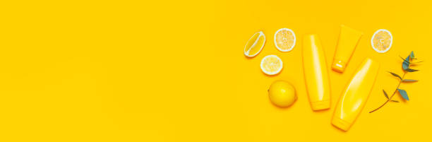 Yellow Cosmetic bottle containers, citrus lemon, eucalyptus on yellow background top view flat lay copy space. Blank label for branding mock-up Natural beauty product sunscreen Creative summer concept envases de botellas cosméticas amarillas, limón cítrico, eucalipto sobre fondo amarillo vista superior plano espacio de copia. etiqueta en blanco para la maqueta de marca protector solar de productos de belleza natural concepto creativo de verano