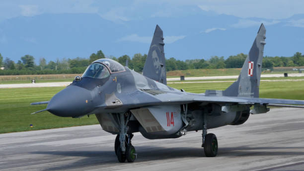 avião militar da força aérea polonesa mig-29 e aviões de caça - flying jet fighter plane air vehicle - fotografias e filmes do acervo