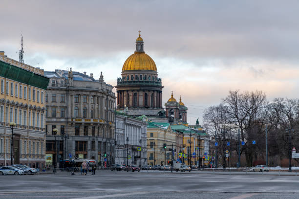 paysage urbain de la ville de saint-pétersbourg - nevsky prospekt photos et images de collection