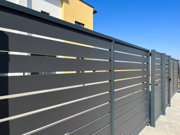 moderna valla metálica para cercar el área del patio. secciones horizontales de la cerca hechas de metal - fence fotografías e imágenes de stock