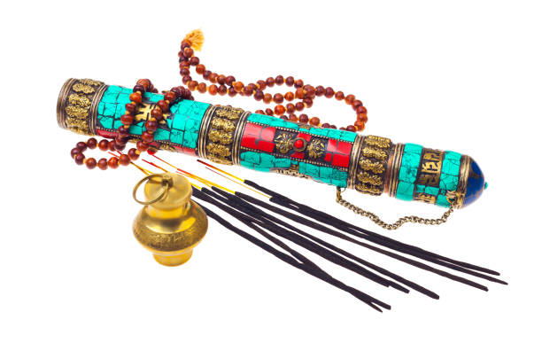 buddhistische oder hinduistische accessoires - gebetsperlen, räucherstäbchen und vintage-röhre zur aufbewahrung von schriftrollen mit mantras - tibetan buddhism stock-fotos und bilder