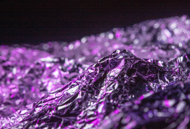 concept de montagne au néon. environnement dystopique futuriste sombre. feuille d’aluminium en gros plan avec une couleur violette audacieuse. - dance and electronic blue shiny empty photos et images de collection