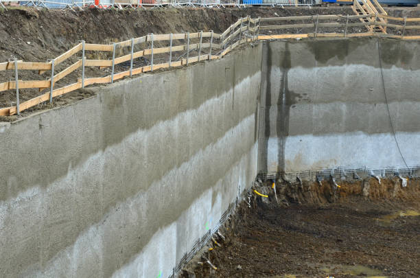 tête de pont à encoche de route laide. mur de soutènement avec jointoiement et drainage en béton. excavations pour garages souterrains. le mur est stabilisé par pulvérisation de ciment. enduit de béton de ciment - hollow gray pattern wall photos et images de collection