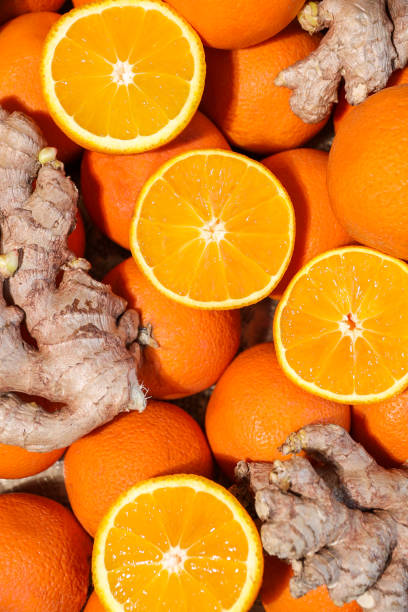 витамины здорового питания с апельсинами и имбирем - smoothie fruit orange juice стоковые фото и изображения