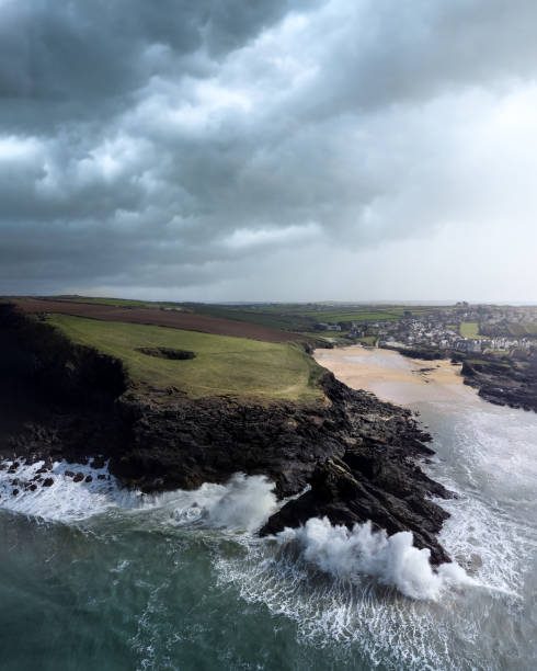 береговая линия тревоне - tide aerial view wave uk стоковые фото и изображения