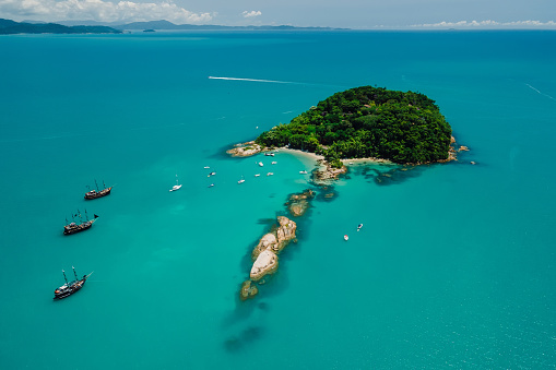 Isla Ilha do Frances con barcos y océano azul en Florianópolis, Brasil. Vista aérea del dron photo