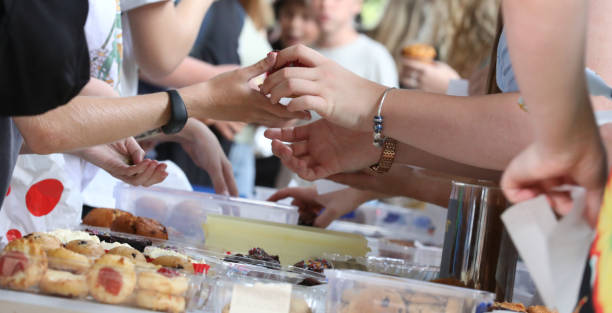 地元のコミュニティマーケットや募金イベントでのケーキやベークの販売 - school lunch ストックフォトと画像