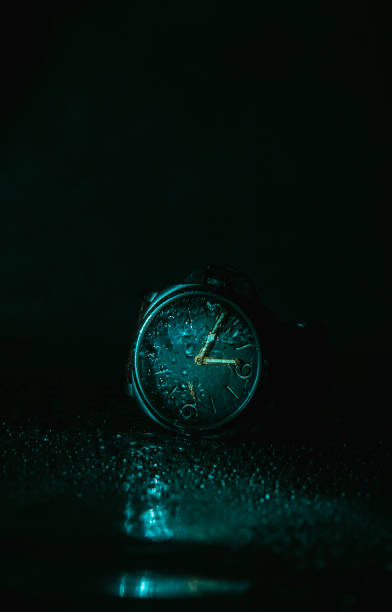 affichage d’une montre aspergée d’eau sur fond sombre. - clock nobody decoration minute hand photos et images de collection