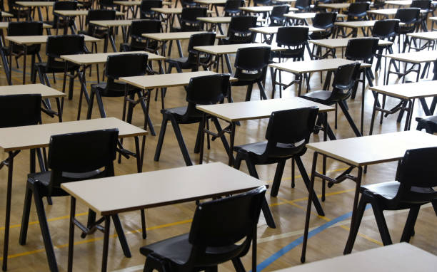 des masses de tables d’examen prêtes pour le test - résultat dexamen photos et images de collection