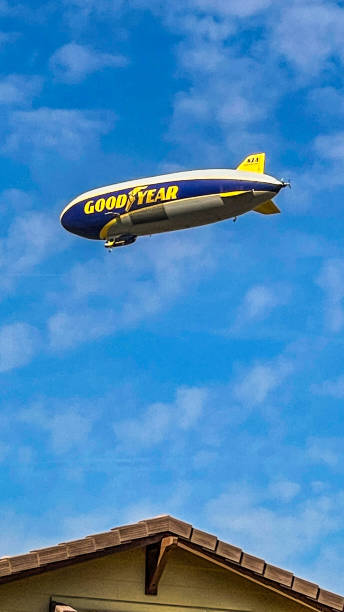 dirigível goodyear em março sobre casas - goodyear brand name - fotografias e filmes do acervo