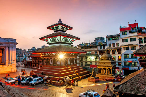 der kathmandu durbar square am frühen morgen, nepal - chitwan stock-fotos und bilder