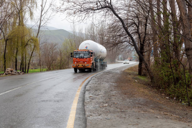 스와트, 파키스탄 2022년 2월: 폭우로 가스를 운반하는 lpg 가스 트레일러 - truck truck driver exchanging large 뉴스 사진 이미지