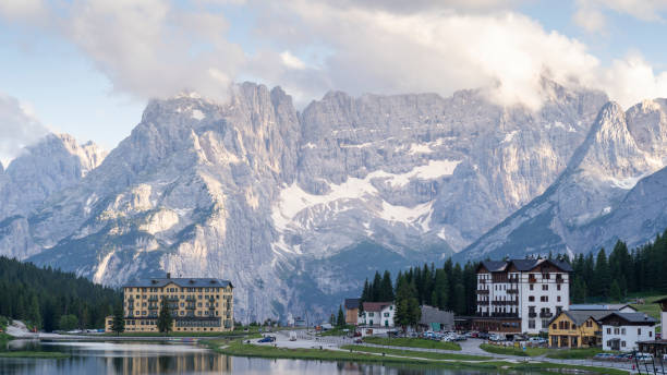 vista aérea incrível do lago misurina fechado ao parque nacional tre cime di lavaredo, auronzo, dolomiti, alpes, tirol do sul, itália, europa. paisagem colorida de verão do lago misurina - tre cime - fotografias e filmes do acervo