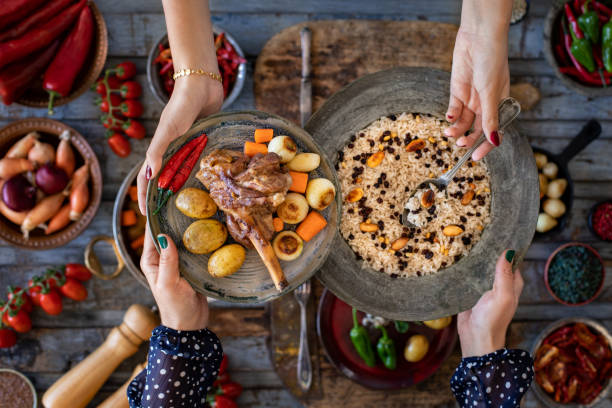 uma lâmpada cozida no cordeiro de panela de cobre com pilau, pratos pequenos, cenouras. tandır kebabı e iç pilav . - osso buco veal shank cooked - fotografias e filmes do acervo