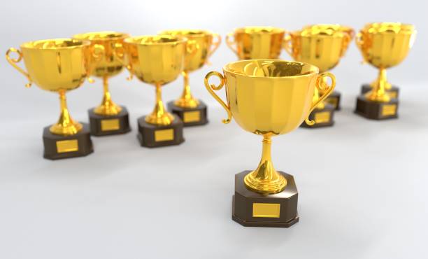 ゴールドトロフィーカップ、黒い台座の勝者のための多くの賞、スポーツトーナメントの1位のための賞。チャンピオンシップのために灰色の背景に金色のチャンピオンゴブレットをモックア - pedestal football award concepts ストックフォトと画像