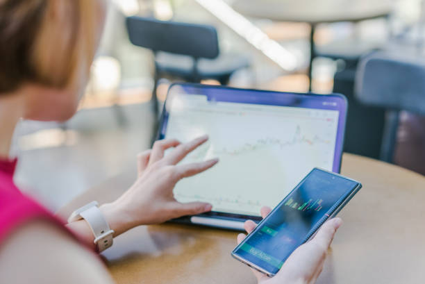 fermer une femme utilisant un smartphone acheter de la crypto-monnaie dans un café, investissement blockchain, décentraliser et concept de marché boursier - ipad women human hand digital tablet photos et images de collection