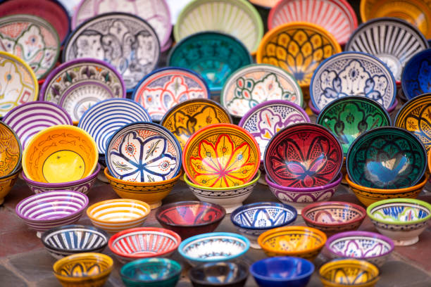 piatti souvenir tradizionali marocchini in un mercato di strada, bazar nel quartiere di medina in marocco - essaouira foto e immagini stock