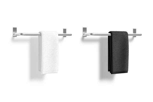 toalla retorcida en blanco y negro en blanco sobre maqueta de riel calentado - towel hanging bathroom railing fotografías e imágenes de stock