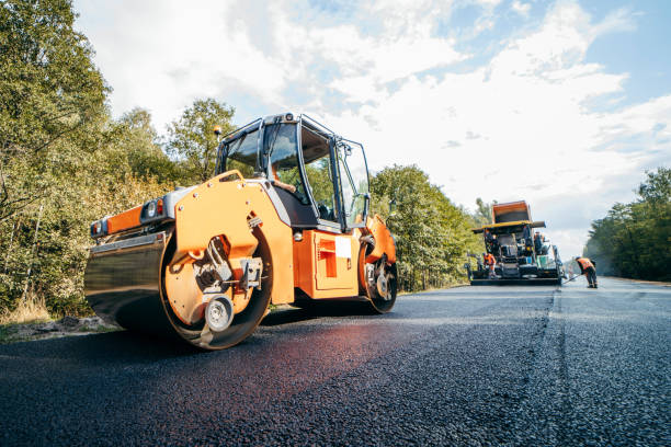 compattatore di rulli vibranti per asfalto che compatta la nuova pavimentazione in asfalto. il servizio stradale ripara l'autostrada - road construction immagine foto e immagini stock