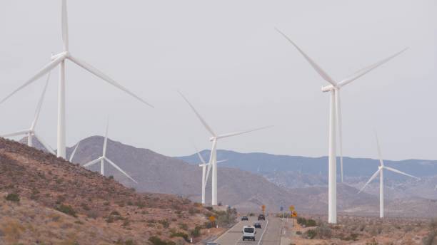 mulini a vento su parco eolico, generatori di energia eolica. parco eolico nel deserto, usa. - kumeyaay foto e immagini stock