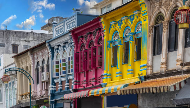 sino portugiesisch buntes und dekoratives haus in old phuket stadt phuket thailand - old town stock-fotos und bilder