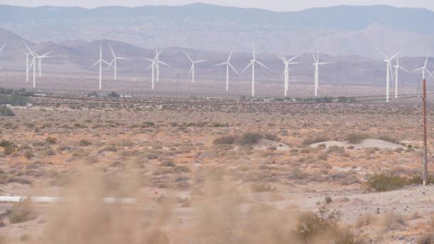 mulini a vento su parco eolico, generatori di energia eolica. parco eolico nel deserto, usa. - kumeyaay foto e immagini stock