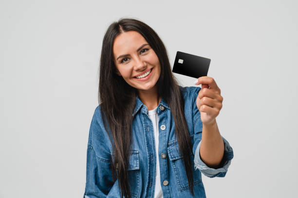 heureuse jeune femme caucasienne client de banque client montrant carte de crédit pour les transactions de commerce électronique en ligne, cashback, prêt, paiement, achat de dettes isolé dans un fond blanc - carte de crédit photos et images de collection