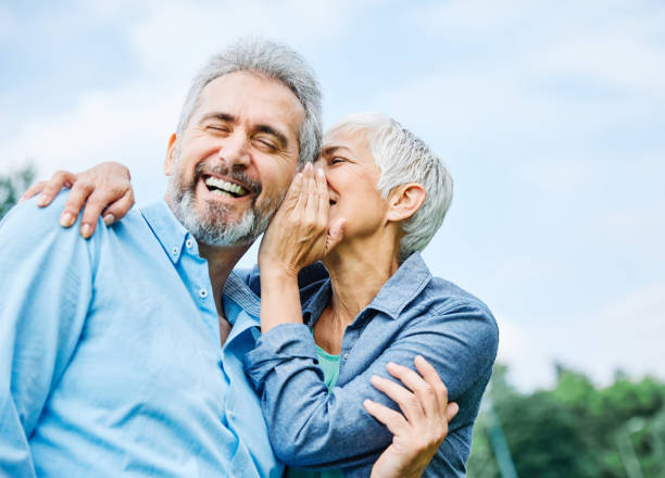 couple senior heureux personnes âgées amour ensemble retraite style de vie souriant homme femme mature oreille commérages chuchotement secret chuchotement - unknown age photos et images de collection