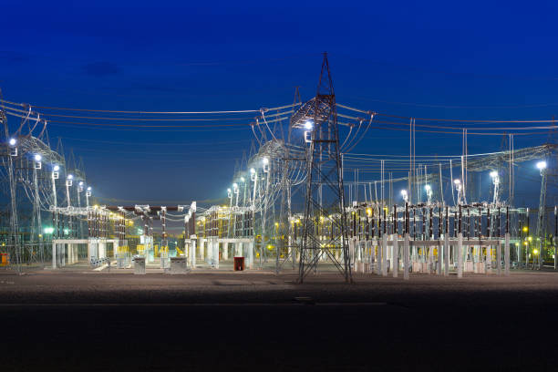 centrale elettrica di notte - stazione sussidiaria elettrica foto e immagini stock