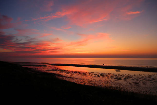 tramonto arancione brillante sulla baia di cape cod alla fine della giornata - cape cod bay foto e immagini stock