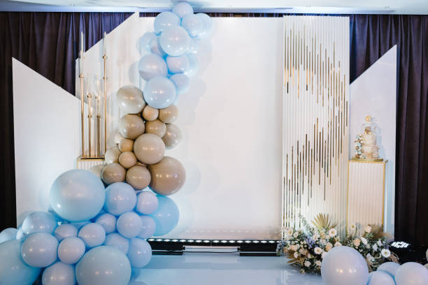 Arch decorated with blue, gold, brown balloons for birthday. Baby shower party. Trendy autumn flowers decor. Celebration baptism concept. Cake on a background photo wall. Place for text. Copy space. arco decorado con globos azules, dorados y marrones para el cumpleaños. fiesta de baby shower. decoración de flores de otoño de moda. concepto de bautismo de celebración. pastel en una pared de fotos de fondo. lugar para texto. espacio de copia.