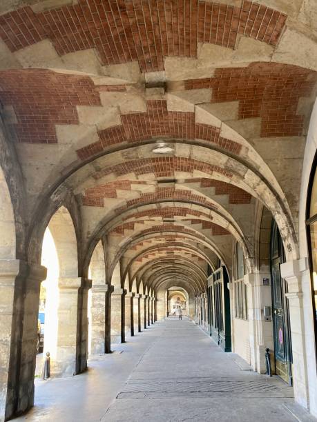 istock France - Paris - place des Vosges 1386907340