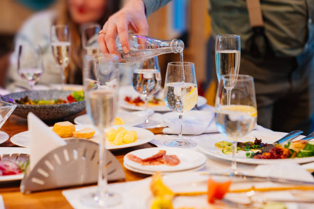 kelner wlewa wodę do szklanki. woda mineralna zamiast wina - champagne champagne flute pouring wine zdjęcia i obrazy z banku zdjęć