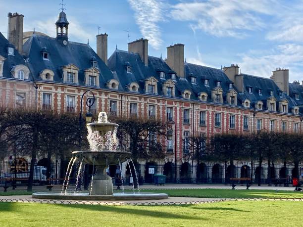 istock France - Paris - place des Vosges 1386907638