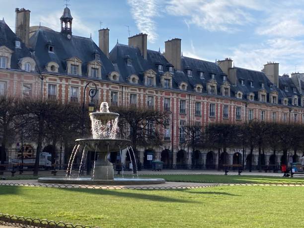 istock France - Paris - place des Vosges 1386907662