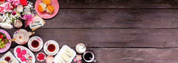 暗い木のバナーの背景に母の日のお茶のダブルボーダー - tea afternoon tea tea party cup ストックフォトと画像