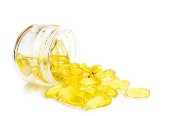 白い背景に分離されたカプセルオメガ3の山 - nutritional supplement fish oil vitamin pill bottle ストックフォトと画像