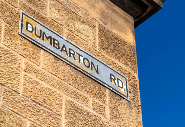 знак на дамбартон-роуд в финнистоне в глазго - glasgow street name sign scotland city street стоковые фото и изображения